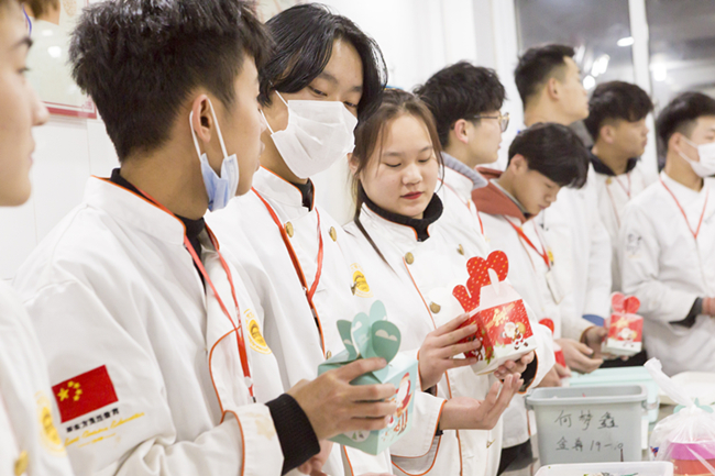 �׺�����үү�ڰ����¶���У԰���û����