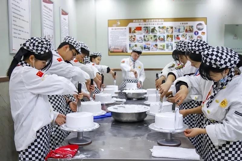 �Ȱ���⿣����Ĳ��ģ��ǰ����¶���ѧ�ӵ�̬�ȣ�