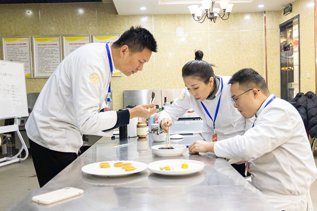 ��������ձ�ƴ����������ʳʢ�磬�¶���ս����ʦȫ����ս