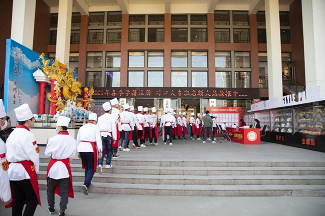 ѧ��ע���ֳ��˳�ӵ�������ȿֺ�����ֻΪѧ�ź����գ�