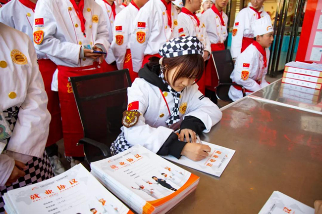 ѧ��ע���ֳ��˳�ӵ�������ȿֺ�����ֻΪѧ�ź����գ�