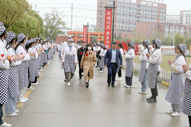 �ҳ������|ϣ��ʱ��ͣ���ں���ӵ������һ�̡���