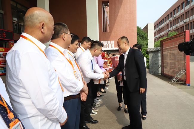 �����¶���Ա���������ջᣬ��ůͬ�У�������ůʱ��