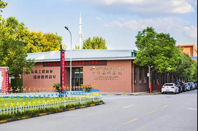 ��У԰�������ÿ��ó��ֺ��棬������ѧУ˭������