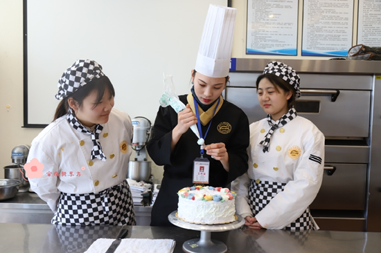 ��У԰�������ÿ��ó��ֺ��棬������ѧУ˭������