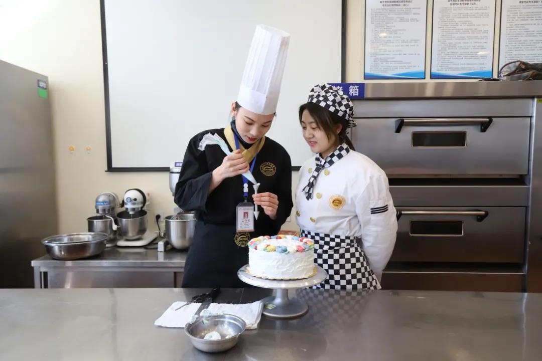 初高中毕业学什么技术好?来安徽新东方烹饪学校学厨师!