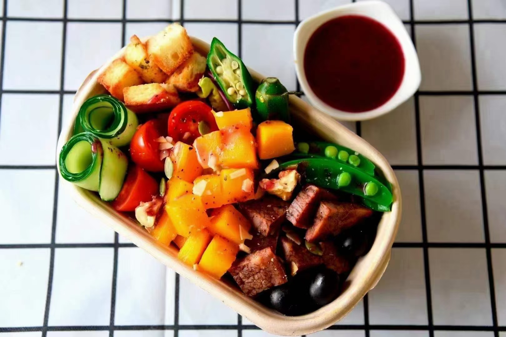 ѧ��ʳ�������¶������ѧУ����һ��ѧ������Ʒ��