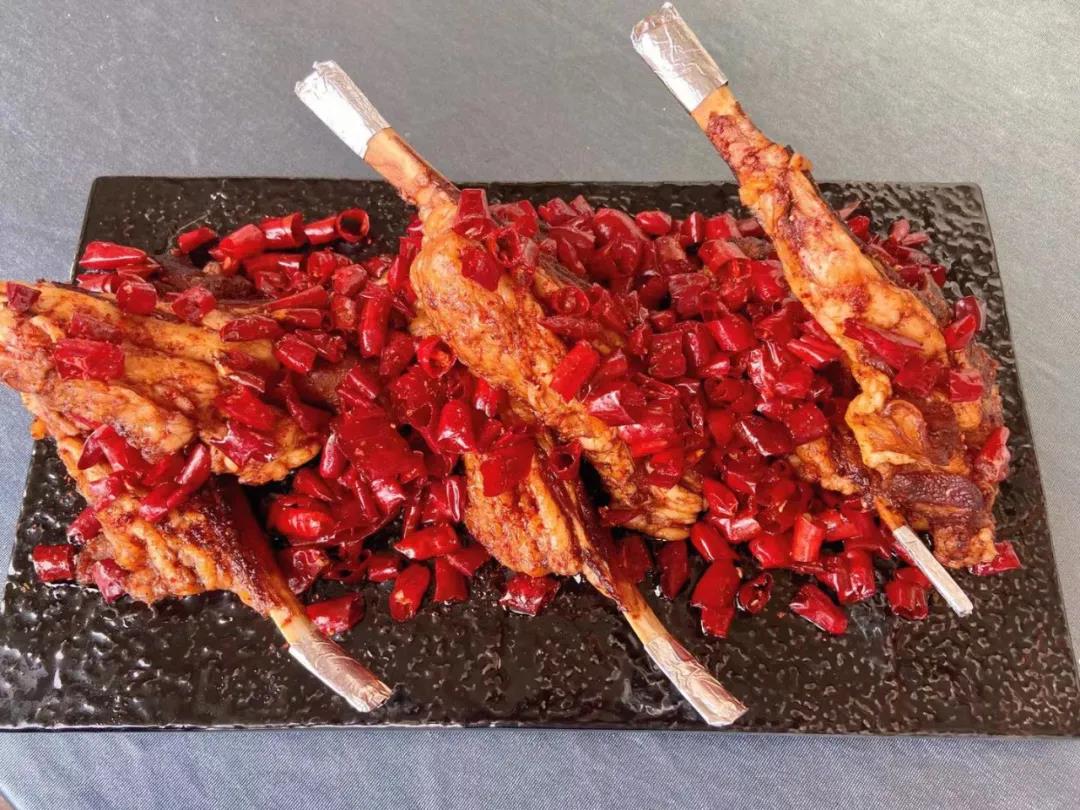 �����¶������ѧУ�в�רҵѧ����Ʒ