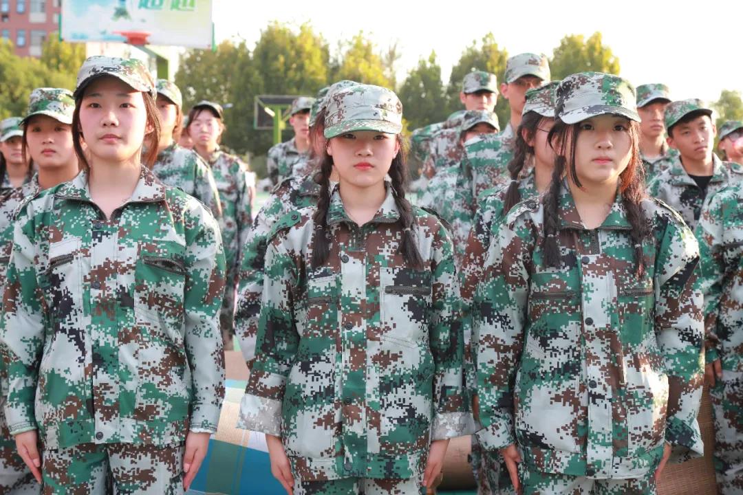 军训特辑 | 艳阳下,迷彩青春绽放光芒