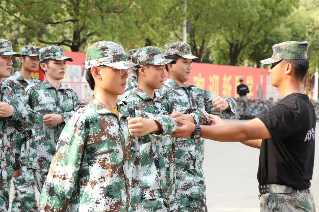 军训特辑 | 艳阳下,迷彩青春绽放光芒