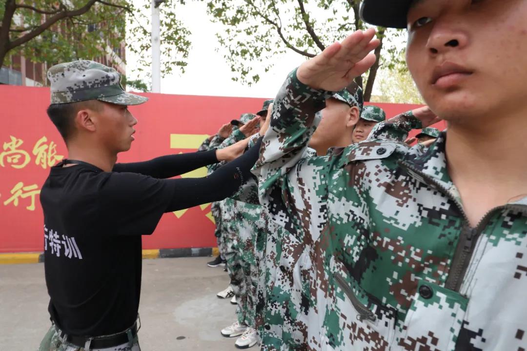 军训特辑 | 艳阳下,迷彩青春绽放光芒