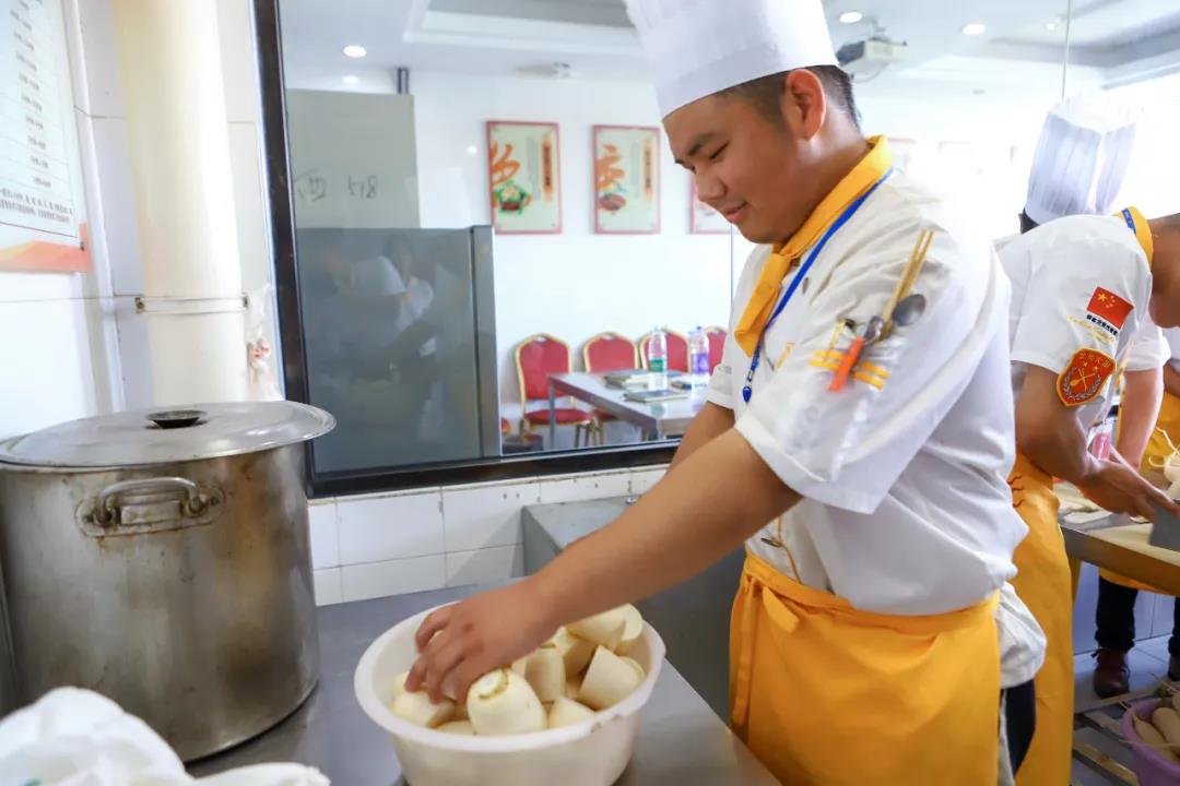 【新生故事】张栋:选择学厨师,开启精彩的烹饪美食之旅!