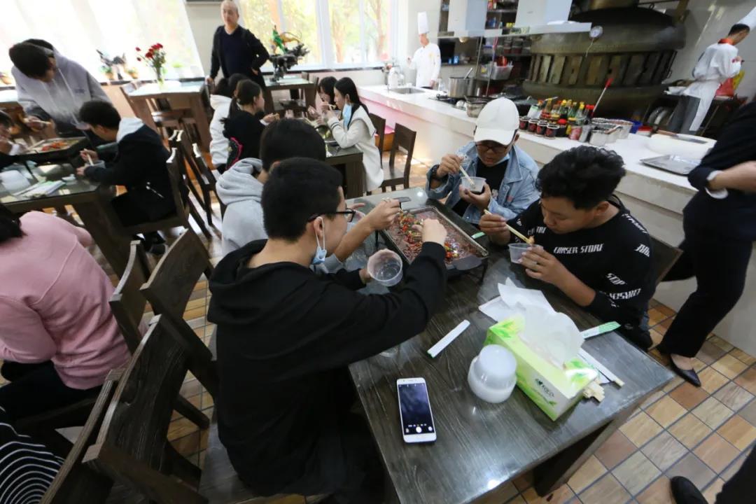 美食研学欢乐游,幸福启程新东方