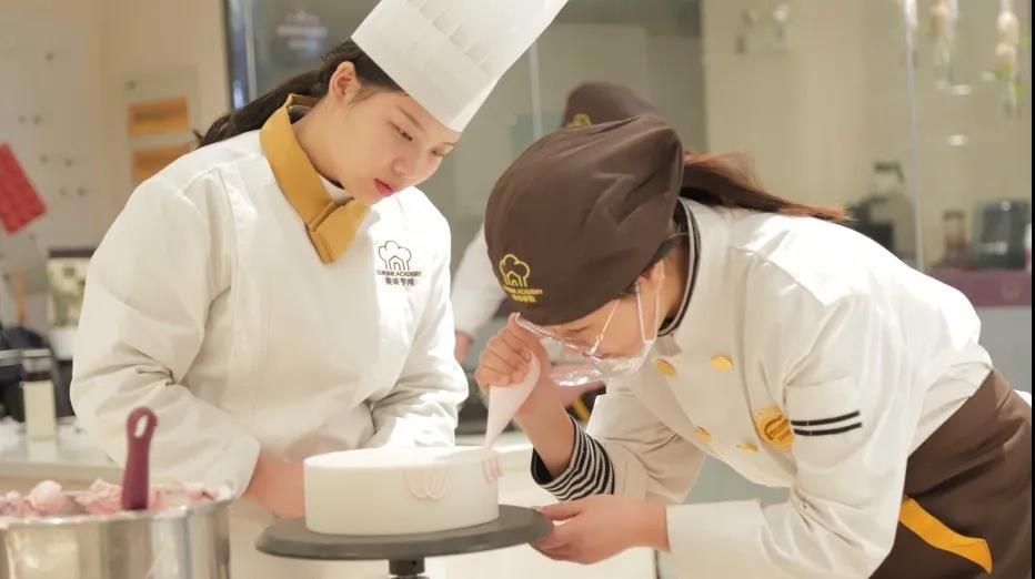 �����¶�������ʵ�������˽��˿���Χ�ۣ�