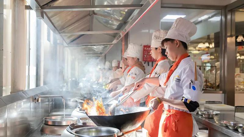 �����¶�������ʵ�������˽��˿���Χ�ۣ�