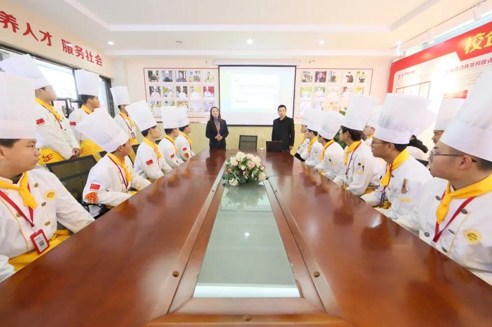 合作校企送锦旗,点赞安徽新东方“育才模式”!