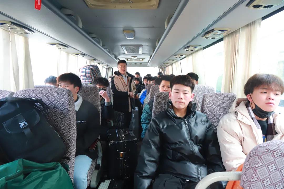 �ӱ�У԰�������𺽡������19-06���ҵ���ͻ�