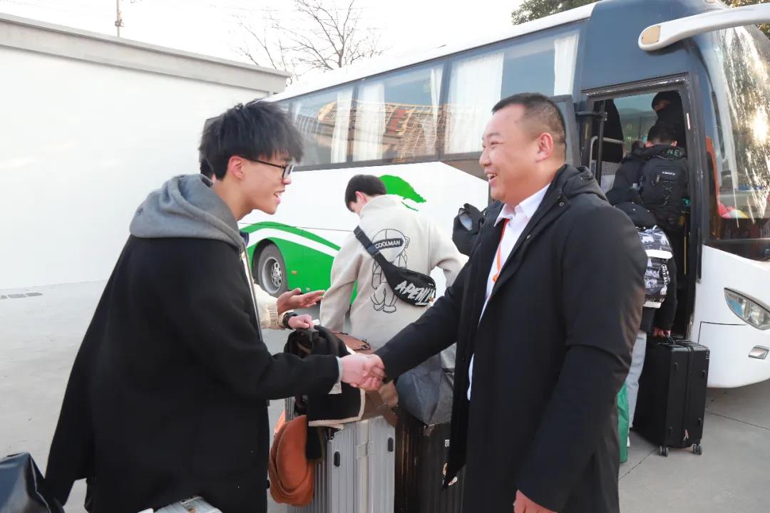 �ӱ�У԰�������𺽡������19-06���ҵ���ͻ�