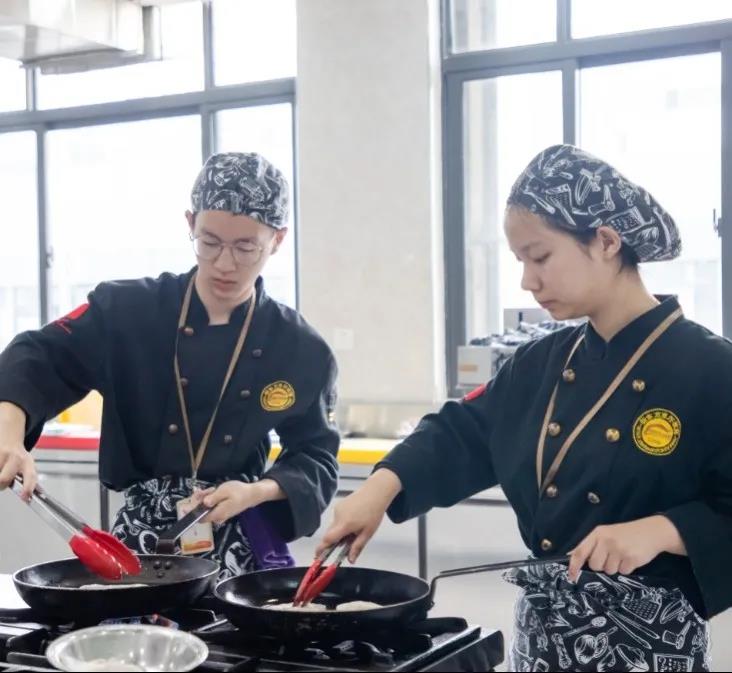 ѧ������ôѡѧУ���������¶������ѧУѧ��տ����