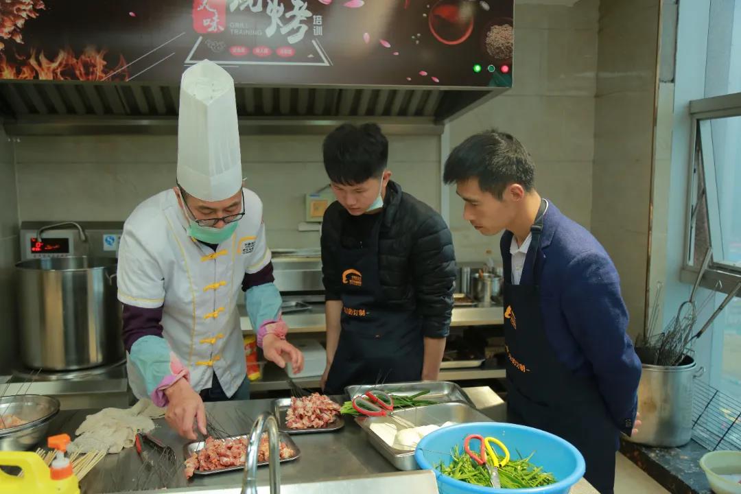 С����ѵѧУ����ã��������¶���С�Լ���