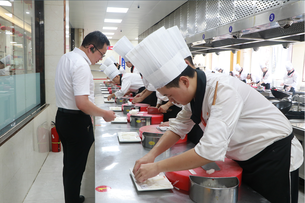 学烹饪要多少学费?为什么不同院校学费不同?