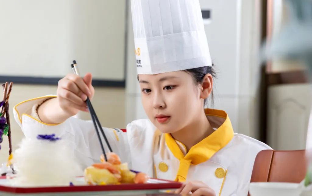 女生可以学厨师吗?学厨师好就业吗?哪所厨师学校更好?