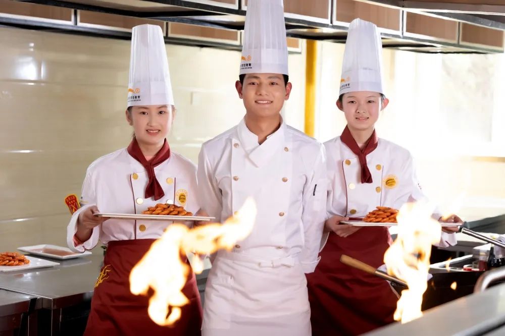 女生可以学厨师吗?学厨师好就业吗?哪所厨师学校更好?