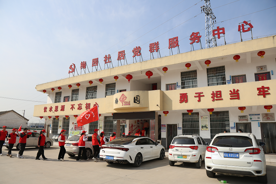情满三月天,雷锋精神永放光芒——“熊猫厨师长”志愿队参与美化环境志愿服务活动